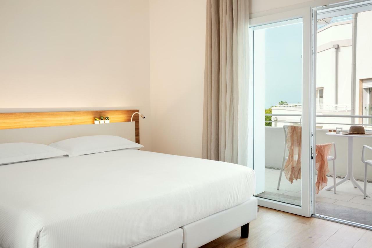 Toscana Charme Resort Tirrenia Exteriör bild A room at the hotel