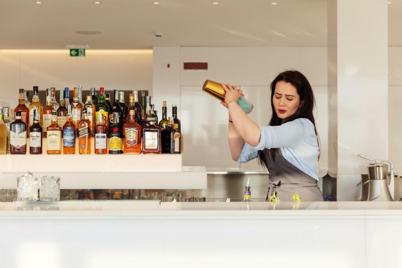 Toscana Charme Resort Tirrenia Exteriör bild A bartender at work